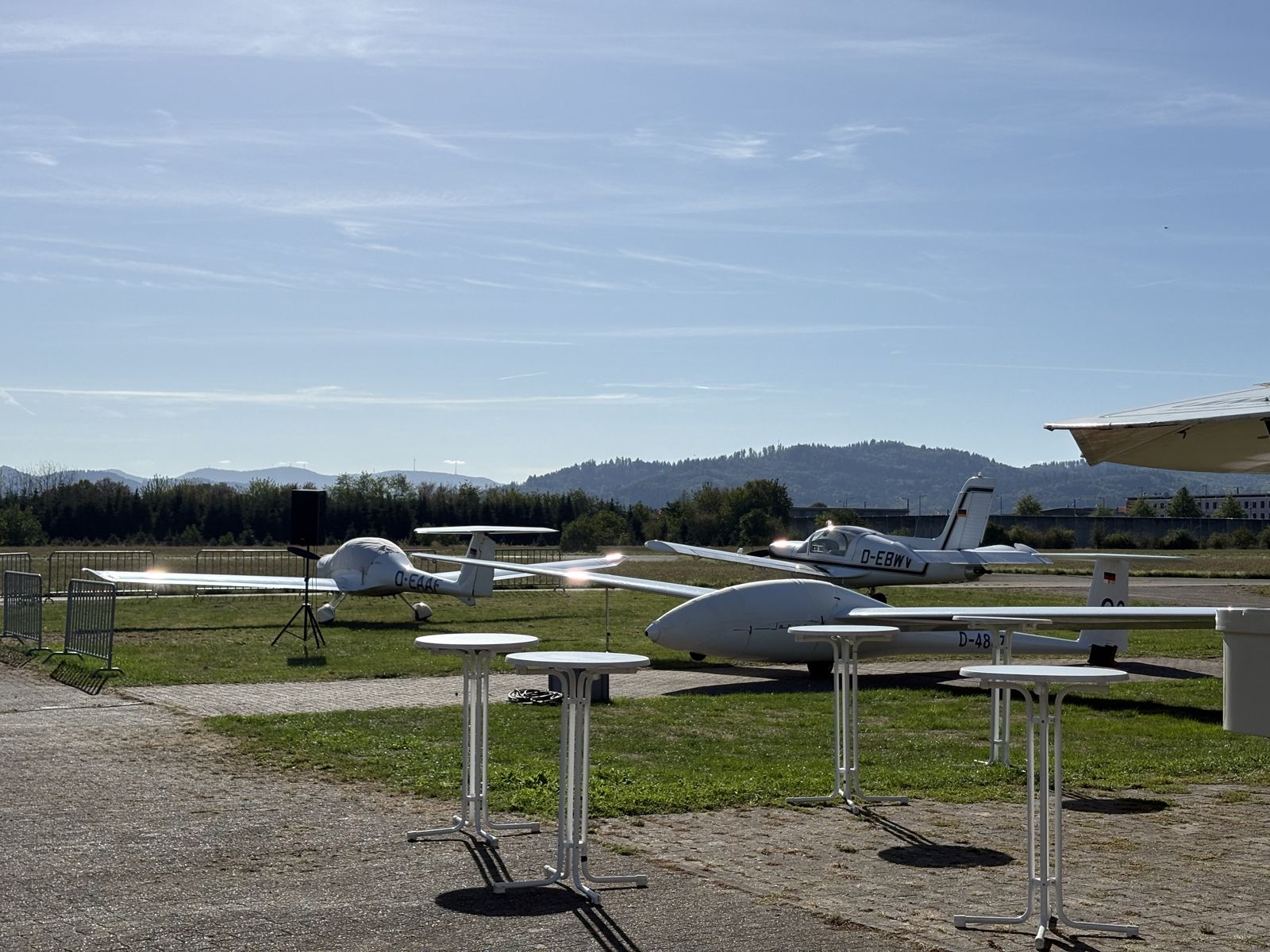 Segelflugzeug und Motorflugzeuge in der Ausstellung vor dem Schwarzwald